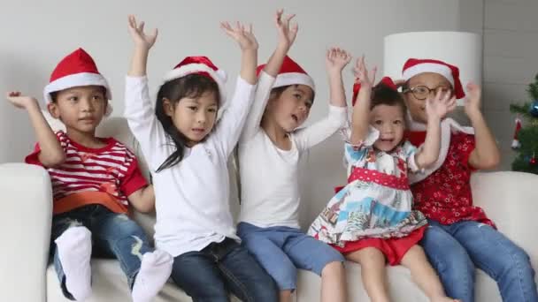 Kleine Kinderen Met Een Kerstmuts Die Vrolijk Spelen Woonkamer Kerstdag — Stockvideo