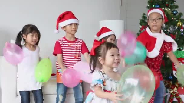 Kleine Kinderen Met Een Kerstmuts Die Vrolijk Spelen Woonkamer Kerstdag — Stockvideo