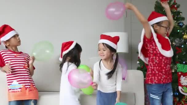 Crianças Usando Chapéu Natal Jogando Alegre Sala Estar Dia Natal — Vídeo de Stock