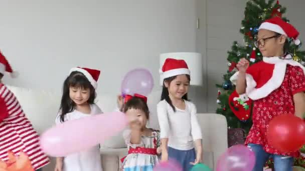 Niños Pequeños Con Sombrero Navidad Jugando Alegre Sala Estar Día — Vídeos de Stock