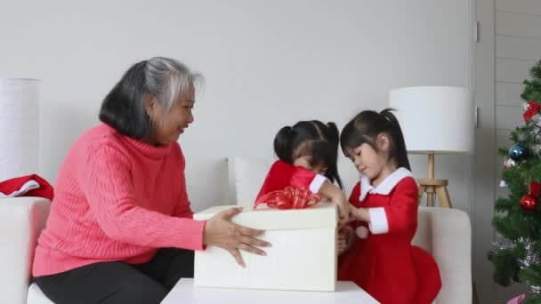 Babcia Siedzi Wnukiem Pokoju Otwarte Pudełko Boże Narodzenie — Wideo stockowe