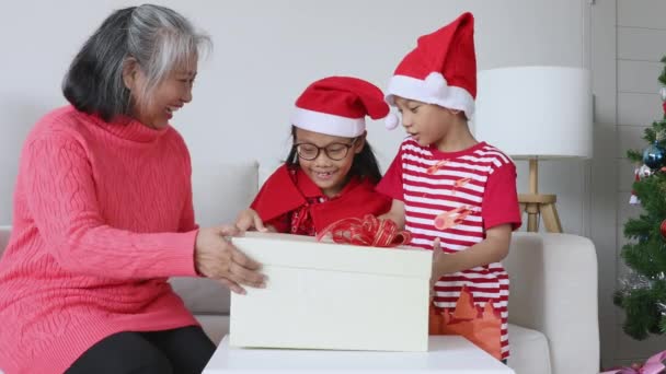 Avó Sentado Com Neto Quarto Caixa Presente Aberta Celebração Natal — Vídeo de Stock