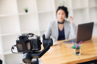 Film yapımcısı, iş kadınlarını iş yerinde dengeleyici kameralarla kaydediyor ve yayınlıyor. Profesyonel Video Kaydı.