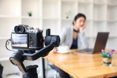 Film yapımcısı, iş kadınlarını iş yerinde dengeleyici kameralarla kaydediyor ve yayınlıyor. Profesyonel Video Kaydı.