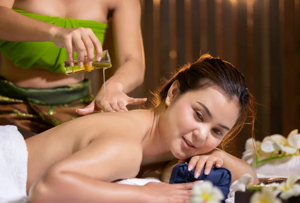Mooie Jonge Vrouw Het Hebben Van Massage Met Olie Massage — Stockfoto