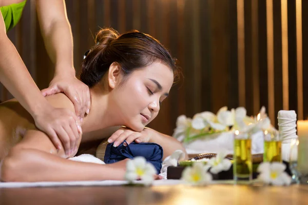 Hermosa Mujer Joven Teniendo Masaje Con Fragmento Masaje Aceite Ambiente — Foto de Stock