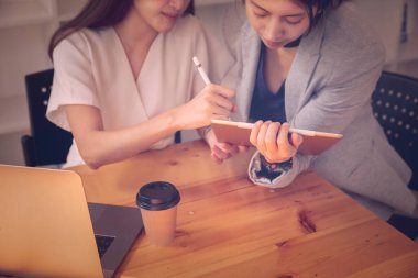Beyin fırtınası yapan iki iş arkadaşı tablet paylaşımı fikrini birlikte kullandılar. Qaurantine tecridinde.