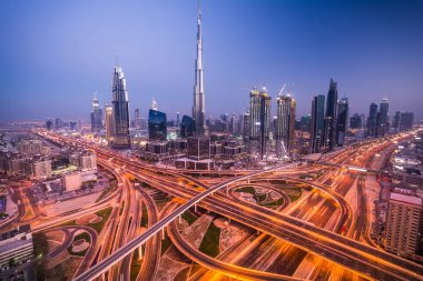 Dubai gece şehir ve güneş battıktan sonra manzarası