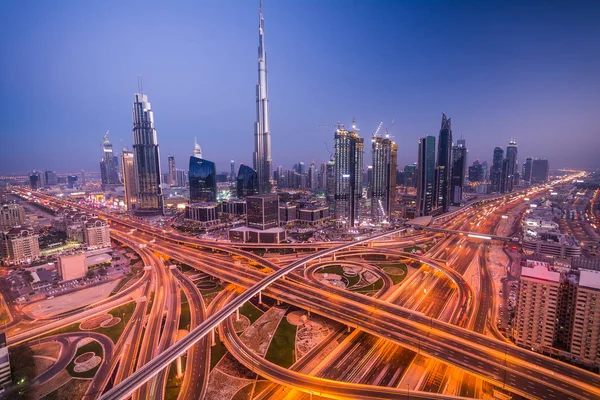 Dubai gece şehir ve güneş battıktan sonra manzarası