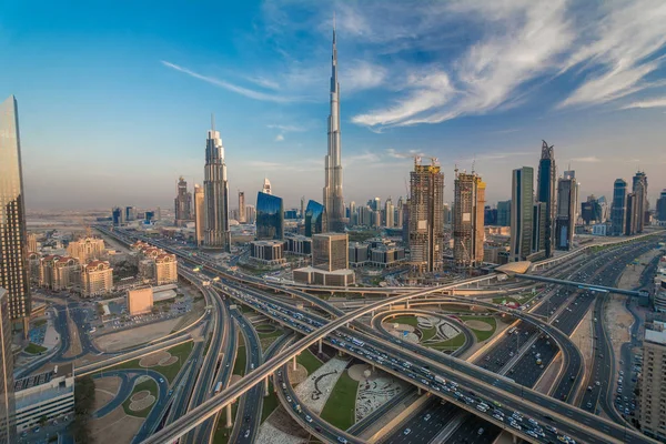 Dubai Skyline Van Wegen Verkeer Rechtenvrije Stockfoto's