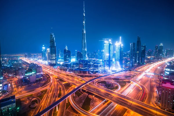 迪拜夜城和日落后的地平线 免版税图库图片