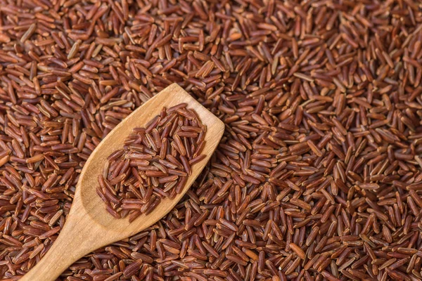 Arroz integral sobre fundo de bambu — Fotografia de Stock