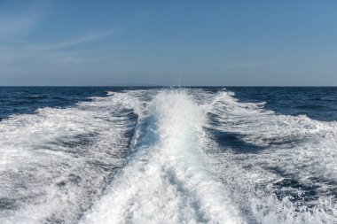 Arka plan su yüzeyine hızlı hareketli Motorlu tekne arkasında