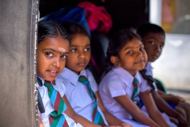 Kandy, Sri Lanka - 17 Mart 2016: arabadaki okul gidin önce gülümseyerek ve kameraya 17 Mart 2016 üzerinde Kandy, Sri Lanka'da arıyorum çocuk.