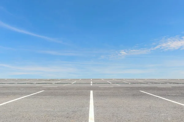 Pusty parking na tle niebieskiego nieba — Zdjęcie stockowe