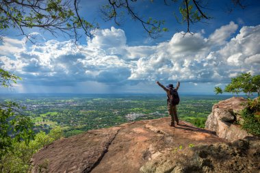 Gezgin güzel manzara uçurumun üzerinde genç adam