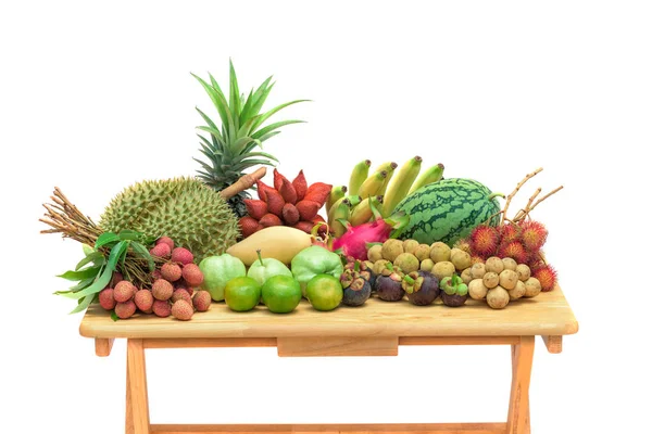 Frutas frescas mixtas sobre mesa de madera aisladas sobre fondo blanco . — Foto de Stock