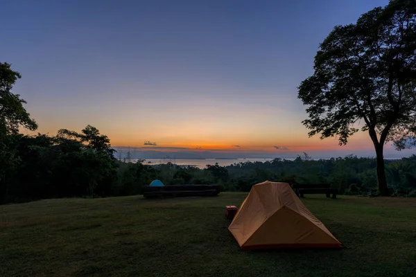 Tienda turística en el campamento entre prados en la montaña al amanecer — Foto de Stock