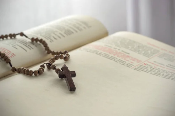 Katolska radband pärlor och Bibeln — Stockfoto