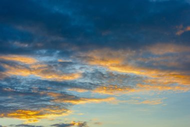 Bulutlarla kaplı gün batımı gökyüzü