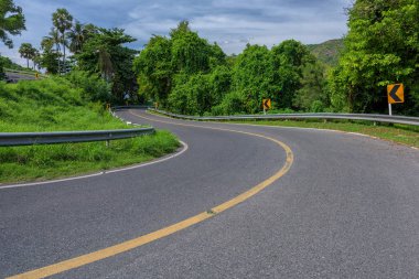 Asfalt yol ve kırsal kez bakıldı