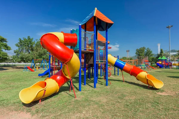 Parque infantil moderno en el parque — Foto de Stock