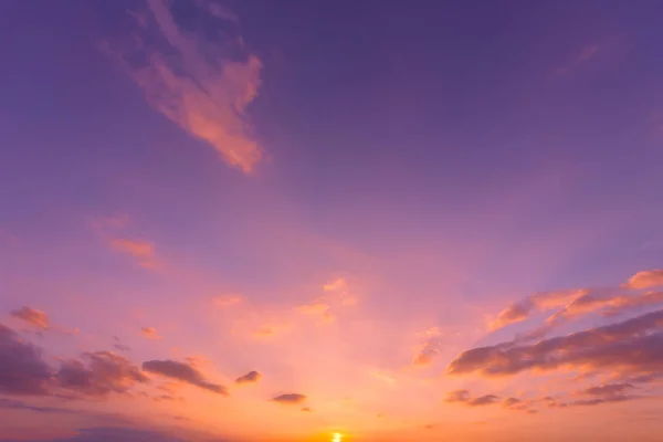 Zonsondergang hemel met wolken achtergrond — Stockfoto