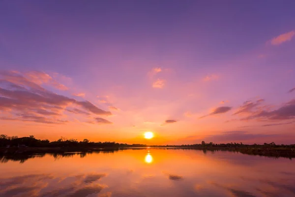 Cielo atardecer fondo con paisaje de lago tranquilo al atardecer — Foto de Stock