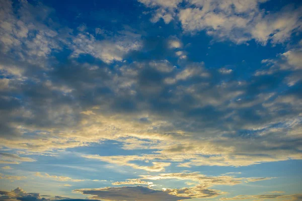 Zonsondergang hemel met wolken achtergrond — Stockfoto