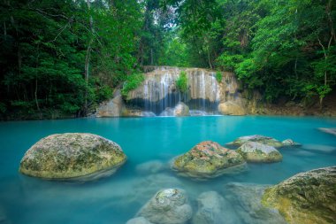 Erawan Şelalesi 'nde Şelale Ulusal Parkı, Kanchanaburi, Tayland