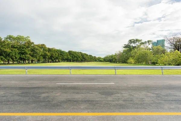 Asfalt yol city park ile yan görünüm