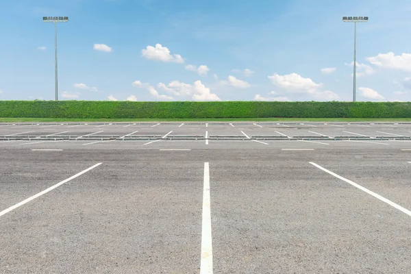Üres parkolóban, szemben a gyönyörű kék ég — Stock Fotó