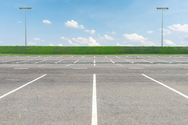 Güzel bir mavi gökyüzü karşı boş park yeri