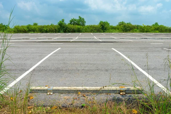 A kék ég háttér üres parkolóban — Stock Fotó