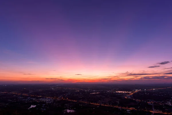 Schöner Sonnenuntergang über der Stadt — Stockfoto