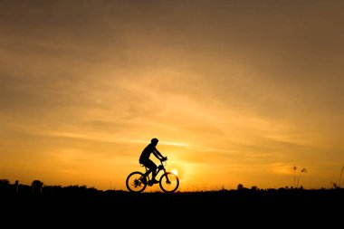 Gün batımı arka plan üzerinde bisiklet siluet