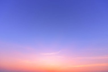 Bulutlarla kaplı gün batımı gökyüzü 