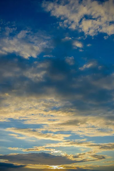 Nuvens com fundo céu por do sol — Fotografia de Stock