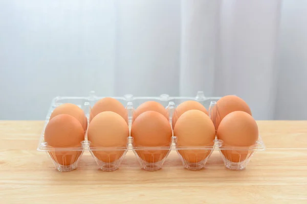 Primer plano de los huevos sobre fondo de madera —  Fotos de Stock