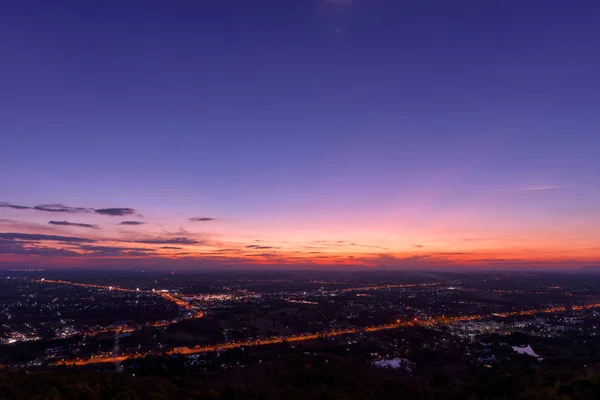 Schöner Sonnenuntergang über der Stadt mit den Farben von Rosenquarz und Gelassenheit — Stockfoto