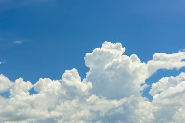 Beyaz bulutlar ve mavi gökyüzü