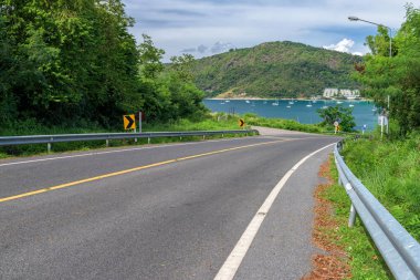 Asfalt yol ve deniz Phuket, Tayland.