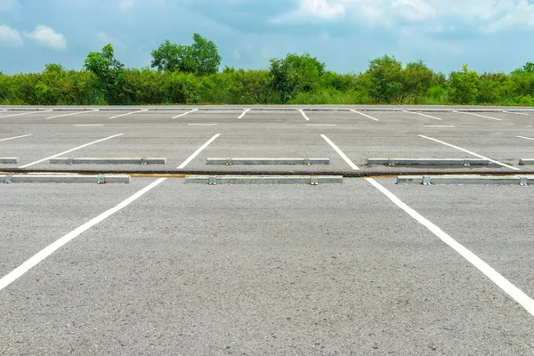 A kék ég háttér üres parkolóban — Stock Fotó