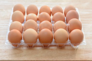 Tahta masadaki yumurtalar