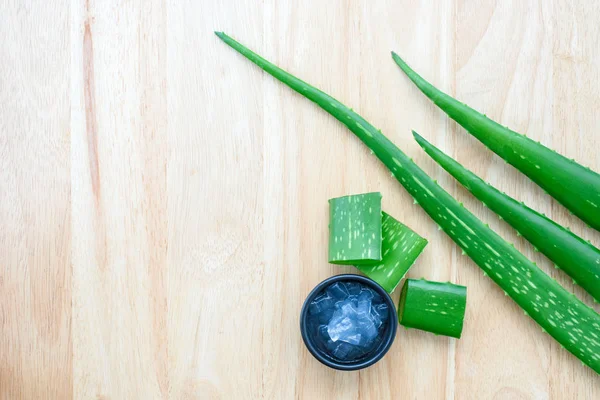 Aloe vera segar daun dengan aloe vera jus dalam mangkuk — Stok Foto