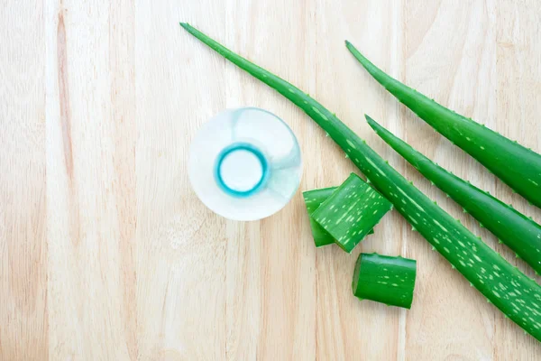 Aloe vera segar daun dengan aloe vera jus dalam botol — Stok Foto