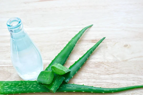 Aloe vera segar daun dengan aloe vera jus dalam botol — Stok Foto