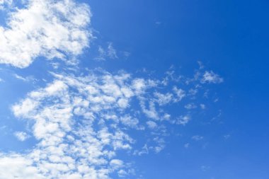 Bulutlu mavi gökyüzü