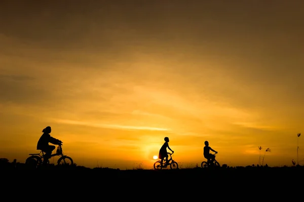 Sylwetka na rowerze na tle zachodu słońca — Zdjęcie stockowe