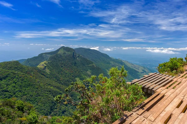Sri Lanka 'daki Horton Plains Ulusal Parkı' ndaki Dünya 'nın Sonu' nun muhteşem ve güzel manzarası